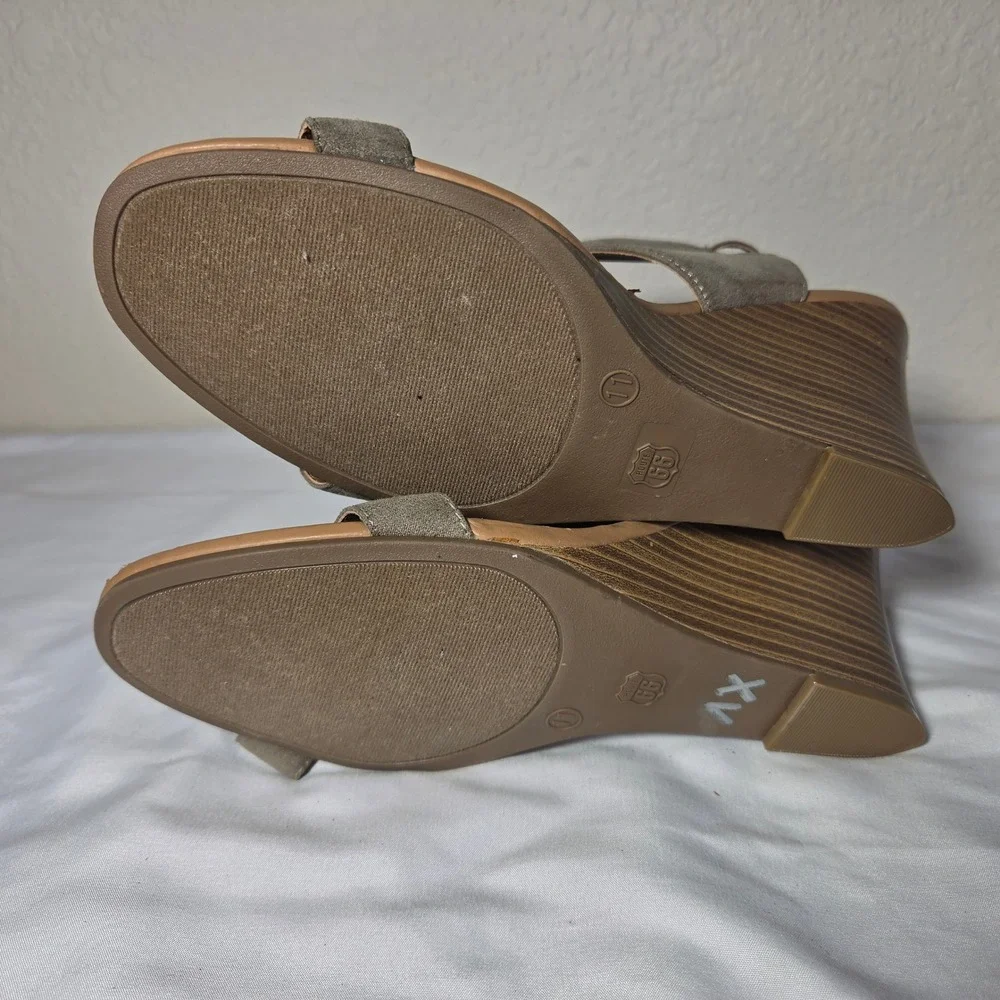Route 66 Teegan Womens Sand Wedge Sandals Faux Suede Ankle Strap Size 11 NEW
